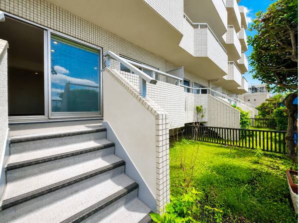 1階住戸の特権！専用庭付き。緑を感じる暮らしが叶います。