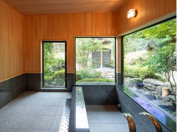 檜風呂や本格サウナルームも備わった浴室