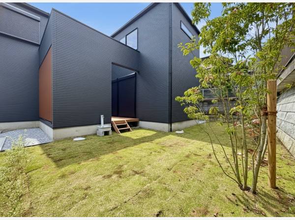 住宅には広々としたお庭スペースもございます