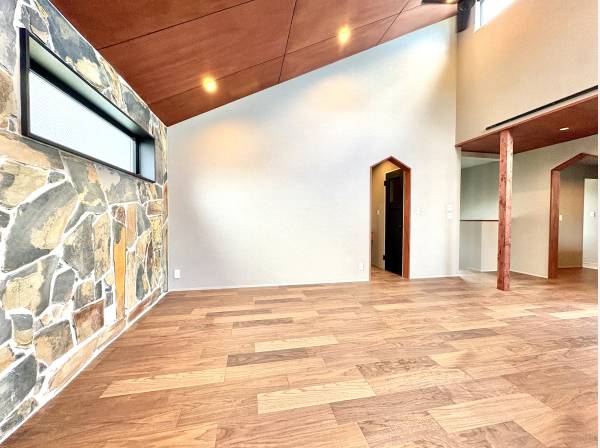 石張りのリビング空間