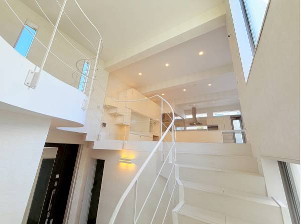 玄関ホールの美しい階段をあがると広大なLDKへ