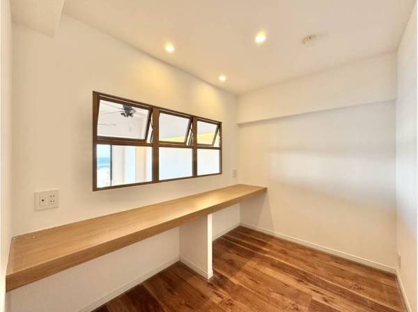 リビング横にはお仕事部屋としても使える納戸があります。