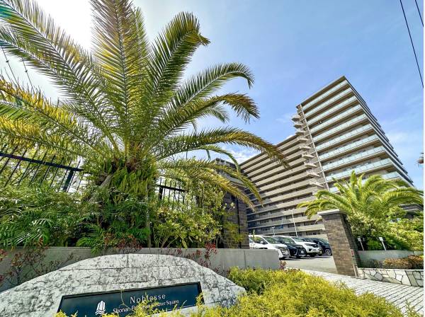 手入れの行き届いた植栽がマンションを彩ります