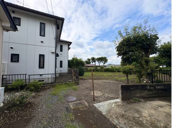敷地入り口付近