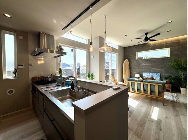 リビング全体を見渡すキッチン