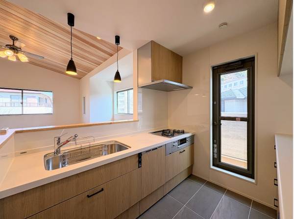 キッチン横には勝手口が付いております