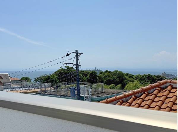 再び屋上！江の島に手が届きそうな距離。花火やライトアップが楽しみですね。