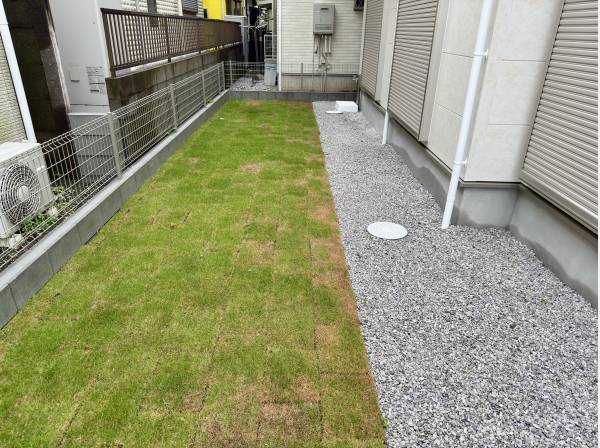 お子様の遊び場にもぴったり！綺麗に整備された芝生が広がるお庭
