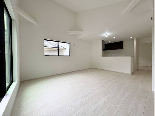 窓が多く開放的なリビング