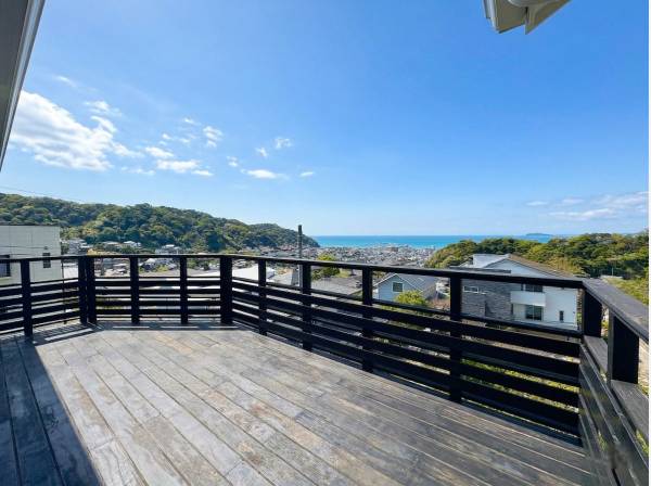 2階ウッドデッキは陽当たり良好！