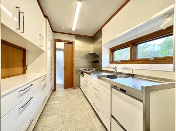 キッチンは作業スペースも広々で収納たっぷり