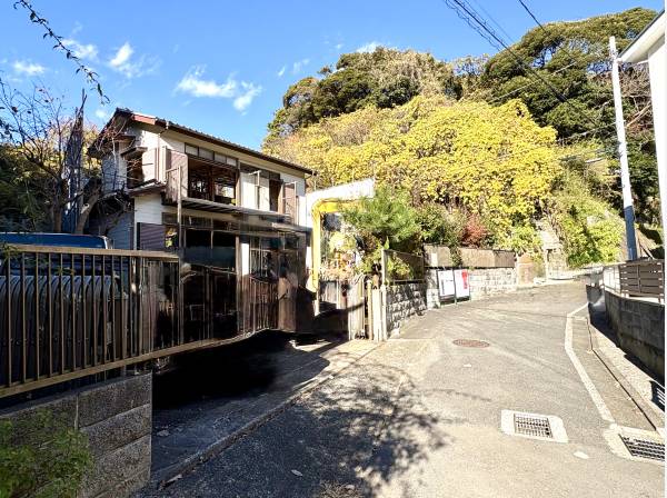 緑豊かな環境に位置する本物件