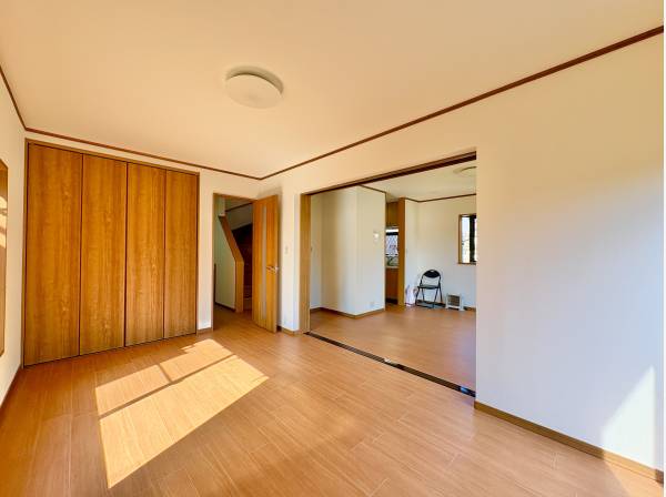 窓からの日差しがリビングまで届きオープンな空間を生み出す