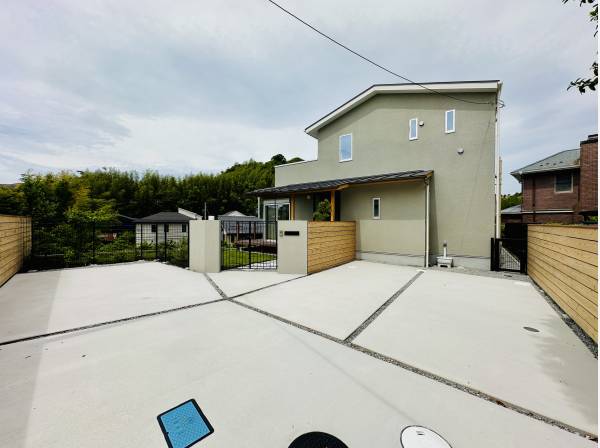 カースペースは3台分！/和モダンな外観が素敵です/長期優良住宅です