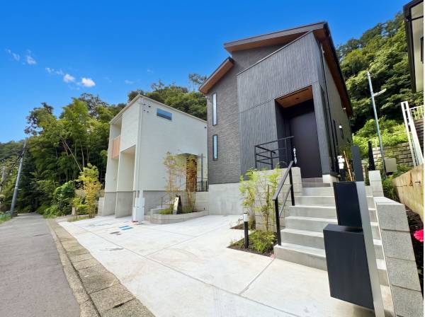 湘南の閑静な住宅地に馴染む、落ち着いた色合いの外観です