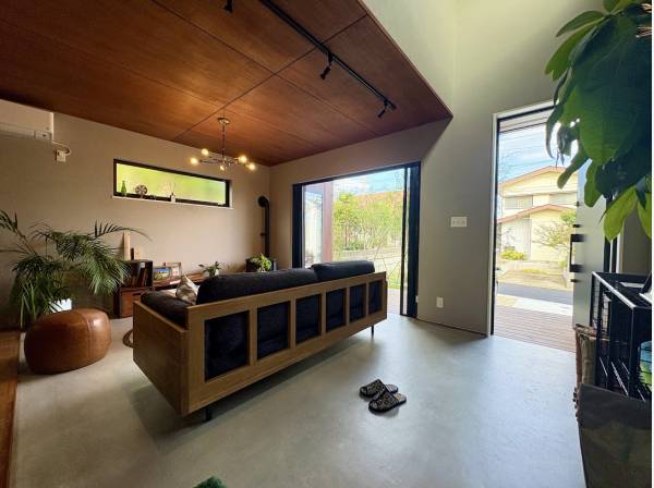 土間スペースが広くアクティブな室内になっております。