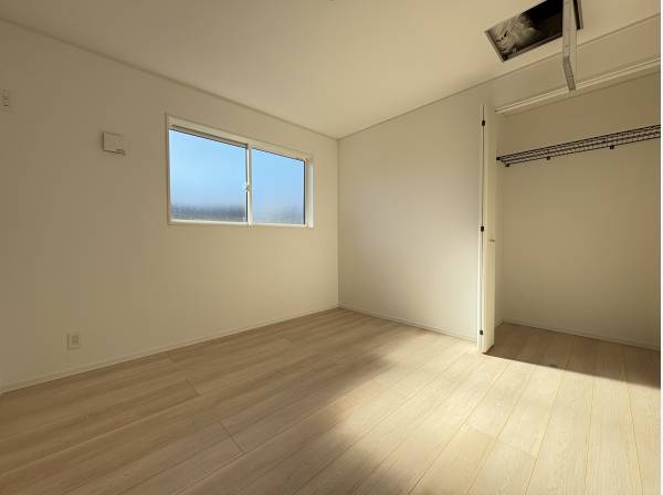 約6.1帖のサービスルームは実質洋室として利用可です！