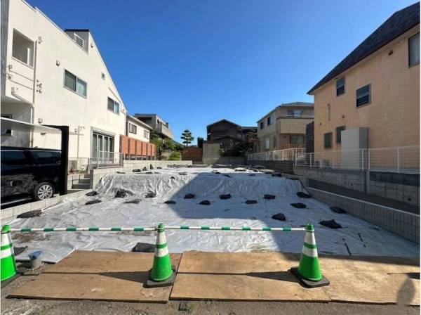 奥の敷地となります