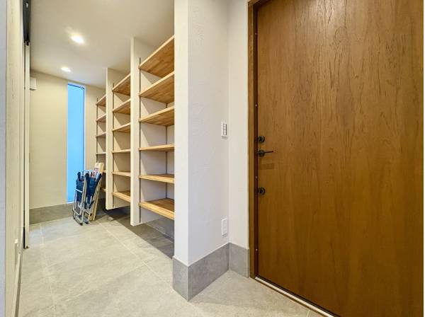 玄関ホールの土間収納は広々としております