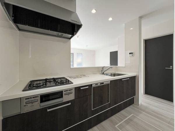 ビルトイン食洗器や浄水器を備えた機能的なキッチン