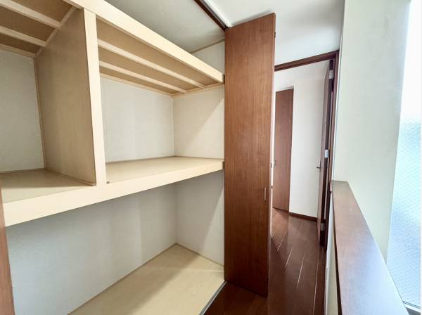 2階には大きな収納スペースがございます。