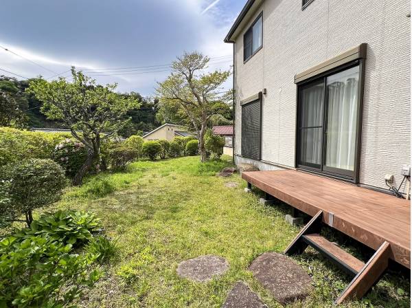 ウッドデッキから庭先へ…お庭のある鎌倉暮らし