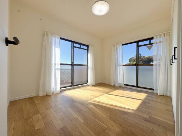 陽光溢れる二面採光の居室は角部屋ならでは