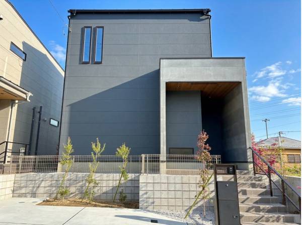 青い空に映えるスタイリッシュな外観