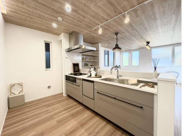 リビングを見渡せるシックなデザインのオープンキッチン