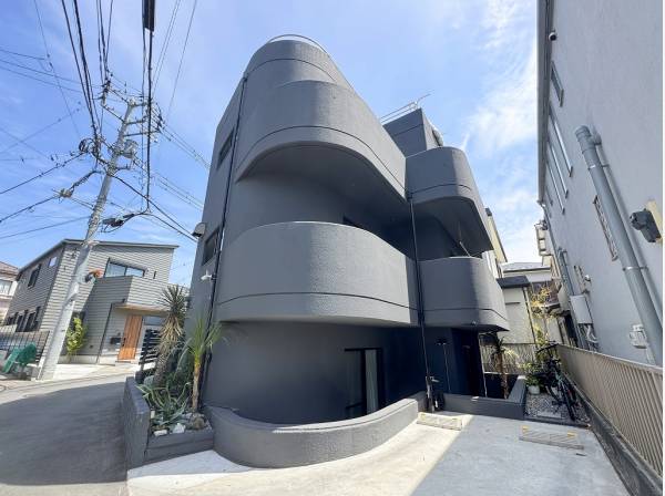 重厚なRCの外壁に湾曲したフォルムが印象的