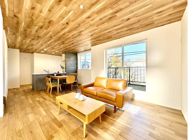 木の温もりを感じる、安らぎのリビング空間。