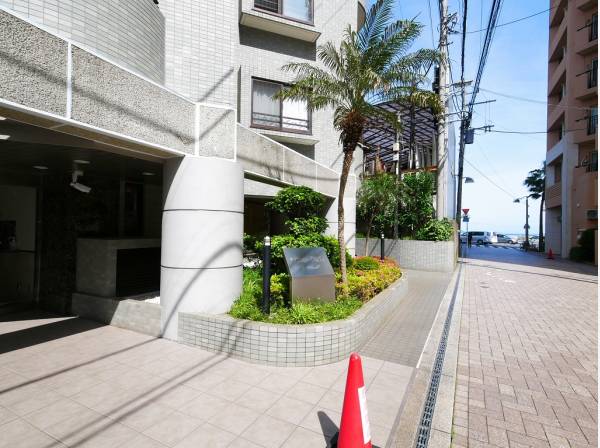 エントランス前からもキラキラ輝く海がちらっと‥