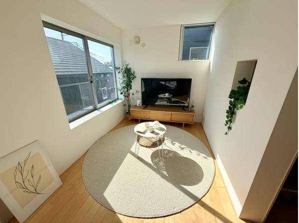 日差しを取り込みやすい設計で、明るく心地よい空間です