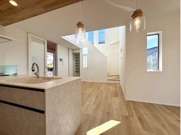 キッチンから吹抜へ視線が抜ける、開放感のある設計