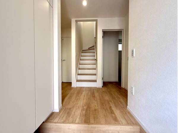 木の温もりを感じる明るい玄関ホール 各お部屋への生活動線もスムーズです