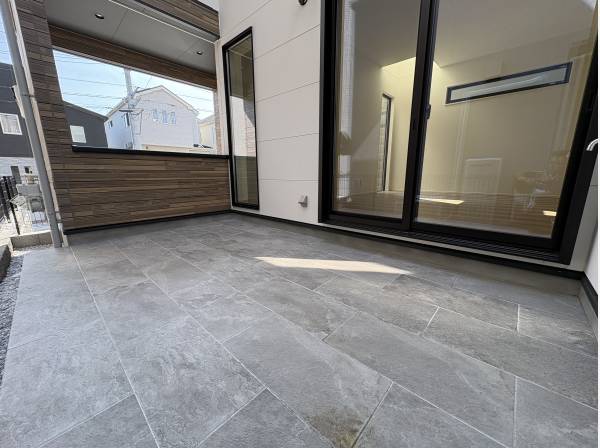 夏にはここで線香花火や子供たちのプール遊びにも最適です。