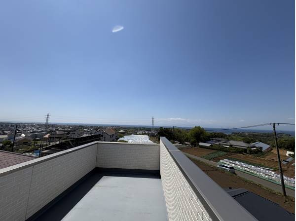 ルーフバルコニーから海が一望できますよ！