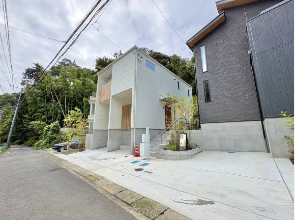 鎌倉の緑に馴染む爽やかな佇まい。