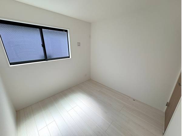 白壁と明るい床で清潔感ある洋室。すりガラス窓でプライバシーを守り安心