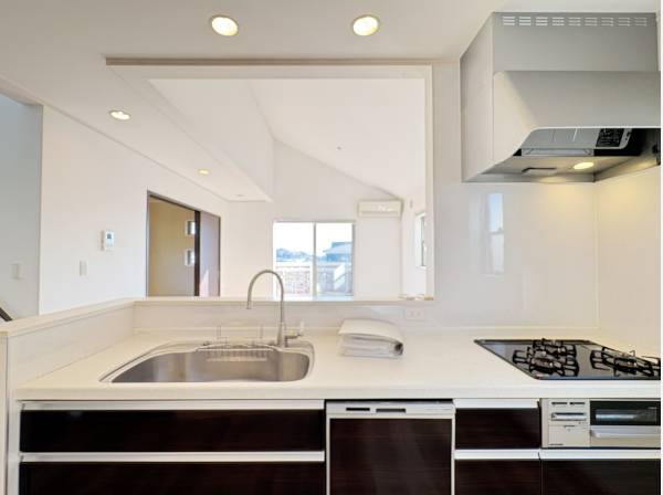 部屋を見渡すキッチン