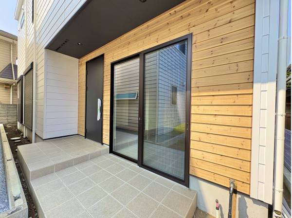 外壁のアクセントの天然木を使用