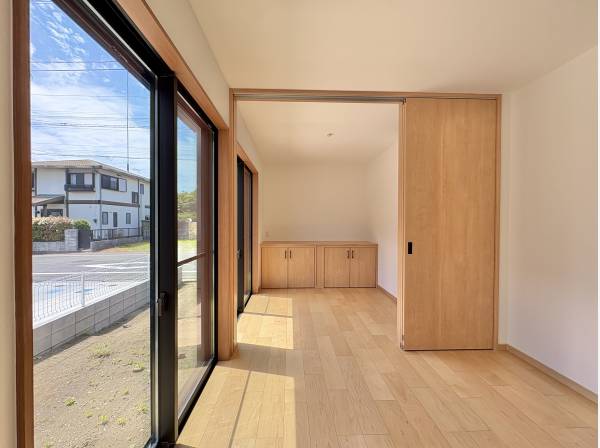 採光が確保できた洋室です、くつろぎのひと時を過ごしください