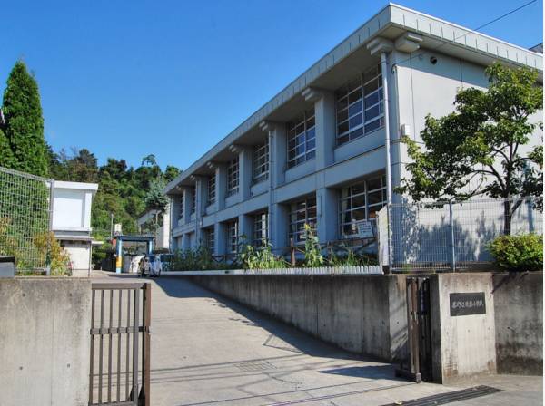 片瀬小学校　約450ｍ