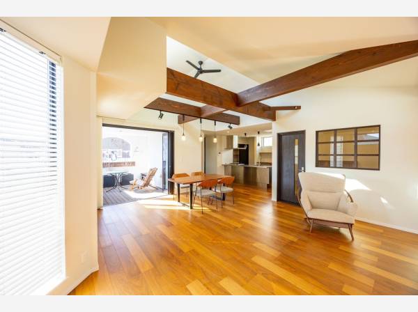 勾配天井の吹き抜けと約２９．２帖の大空間が自慢のＬＤＫ！！