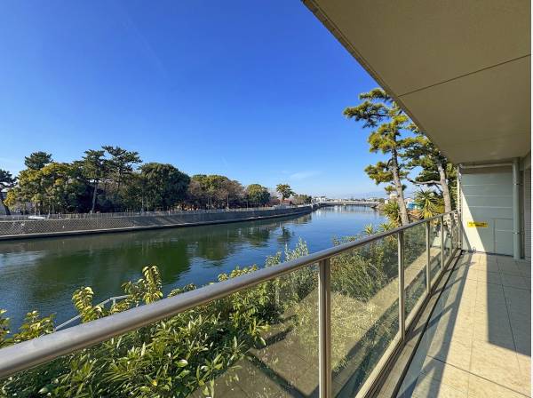 バルコニーはかなりの奥行き。イスやテーブルを出して寛げそうです。