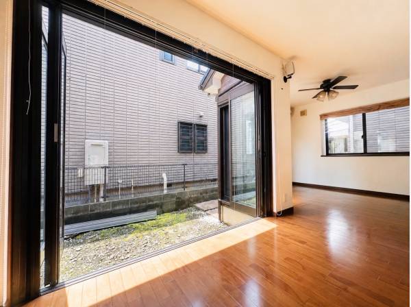 大解放の窓が印象的です。太陽の光とそよ風を室内へ運ぶ素敵な窓です。