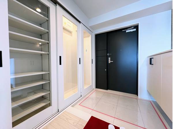 家族や来客を迎えてくれる広々とした玄関