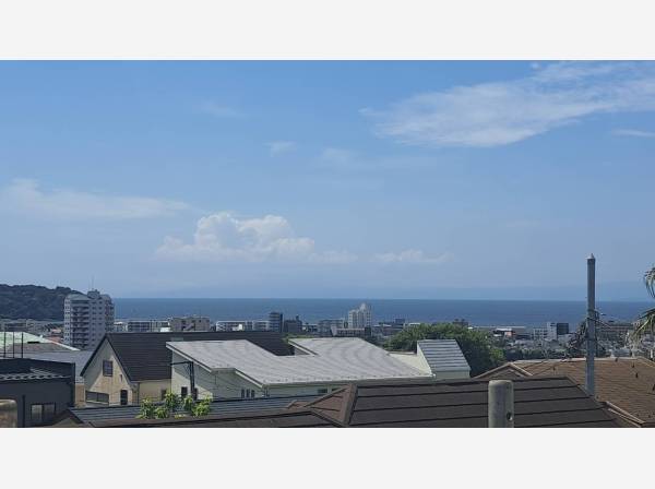 ルーフバルコニーの高さからの眺望です。海を眺めます。