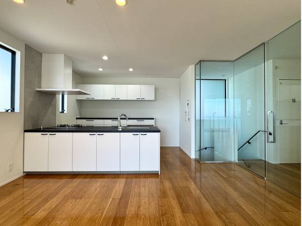 キッチンは新規交換済み
オープントップのキッチンを採用