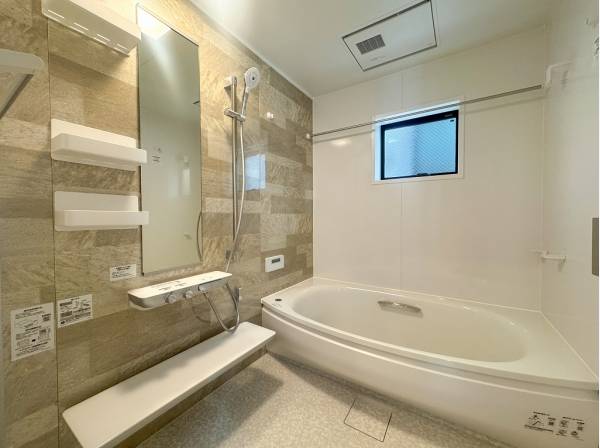 モザイクタイルが洗練感を与えるバスルーム